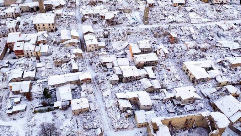 Θαμμένη στα χιόνια και στα ερείπια από τους σεισμούς η Κεντρική Ιταλία-Ένας νεκρός και ένας αγνοούμενος (ΦΩΤΟ)