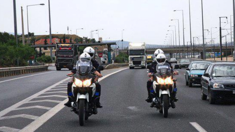 Τρελή καταδίωξη σεσημασμένου επί 7 ώρες από Βέροια-Θεσσαλονίκη-Παρέσυρε και τραυμάτισε αστυνομικούς