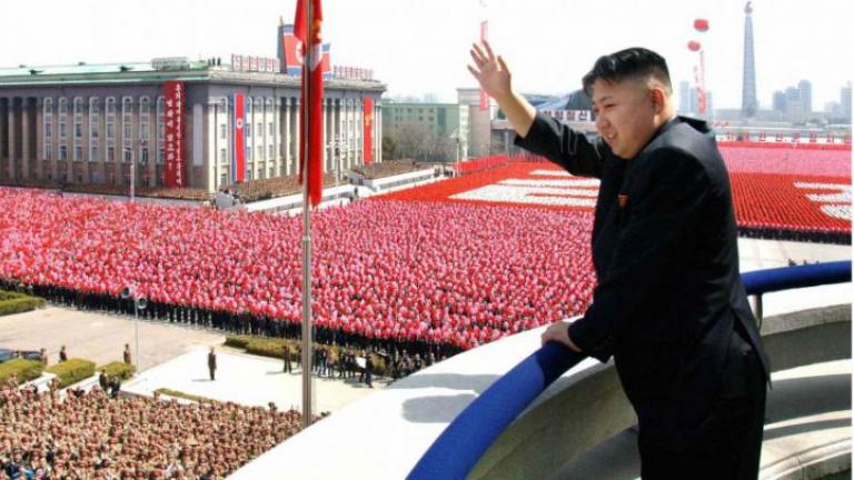 Αποθεώθηκε ο Κιμ Γιονγκ Ουν σε παρέλαση στη Β. Κορέα