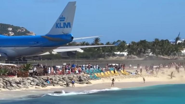 Επιβατικό αεροσκάφος “εκτίναξε” δεκάδες λουόμενους στη θάλασσα (ΒΙΝΤΕΟ)