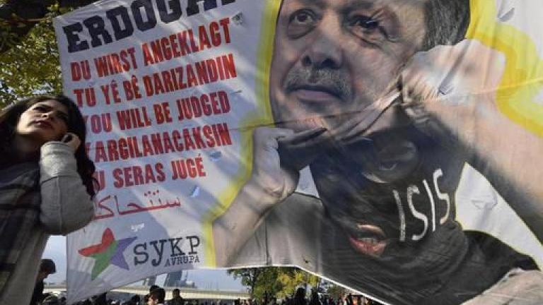 Τουλάχιστον 25.000 Κούρδοι και Αλεβίτες διαδήλωσαν σήμερα στην Κολωνία, στη δυτική Γερμανία, για να διαμαρτυρηθούν κατά του προέδρου της Τουρκίας Ρετζέπ Ταγίπ Ερντογάν μετά τη σύλληψη στις αρχές Νοεμβρίου ηγετικών στελεχών του φιλοκουρδικού κόμματος της Τουρκίας.
