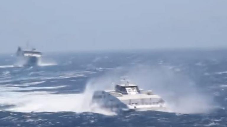 Βίντεο που κόβει την ανάσα! Κύματα "καταπίνουν" καράβια στη Φολέγανδρο 