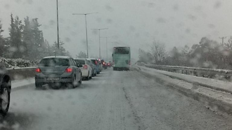Χιονοθύελλα στη Λαμία-Μάχη για να μείνει ανοιχτή η εθνική οδό Αθηνών – Θεσσαλονίκης!