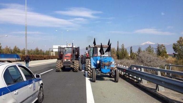 Λάρισα: Αγρότες στον Πλατύκαμπο έκλεισαν την εθνική οδό και το ρεύμα προς Θεσσαλονίκη
