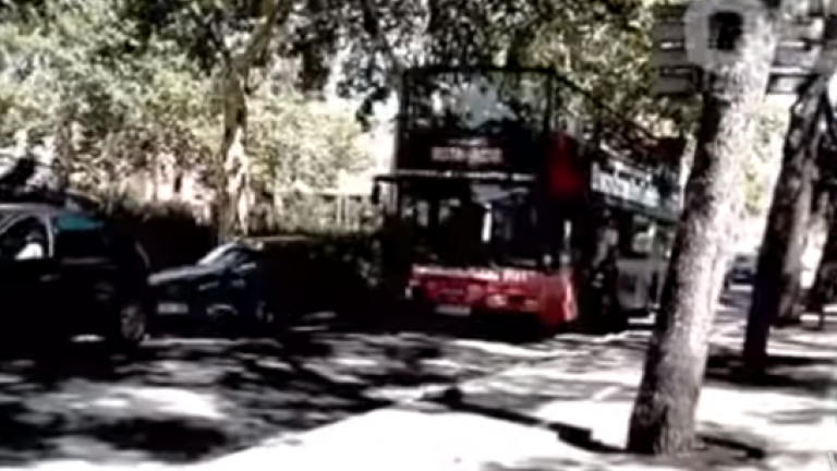 Τέσσερις μασκοφόροι εμφανίστηκαν από το πουθενά και έφραξαν το δρόμο στο κατάμεστο από τουρίστες διώροφο λεωφορείο (ΒΙΝΤΕΟ)