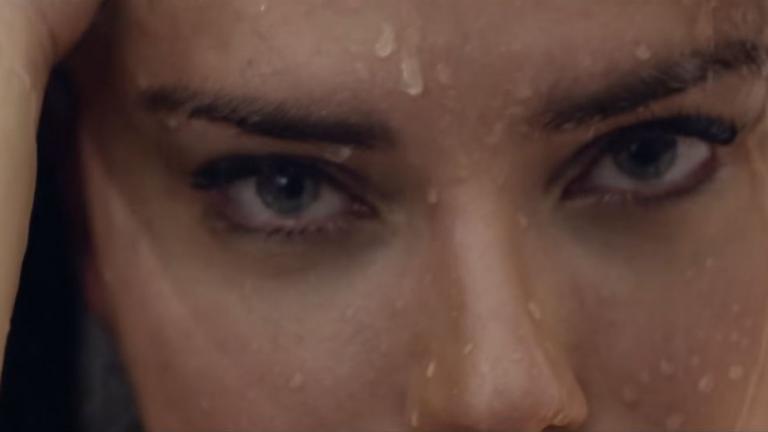 Adriana Lima: Γυμνή και υγρή στο νέο προκλητικό βίντεο του Love!