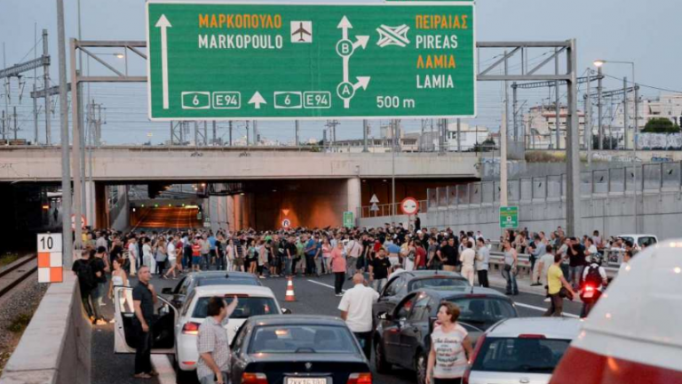 Νέα πορεία διαμαρτυρίας των κατοίκων του Μενιδίου-Έκλεισαν για μισή ώρα την Αττική Οδό προς αεροδρόμιο