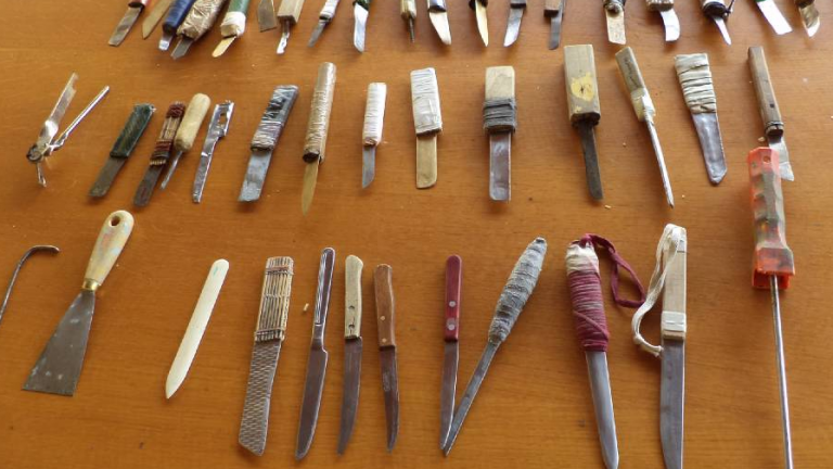 Μαχαίρια και κινητά τηλέφωνα βρήκαν οι Αρχές σε κελιά φυλακισμένων στον Κορυδαλλό
