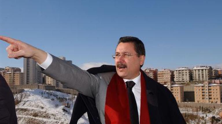 Ο δήμαρχος της Άγκυρας βλέπει ξένο δάκτυλο πίσω από τους σεισμούς