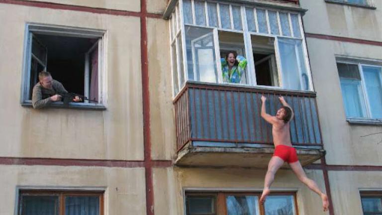 Χαροπαλεύει 22χρονος που πήδηξε από το μπαλκόνι για να γλιτώσει από τον πατέρα της κοπέλας του!