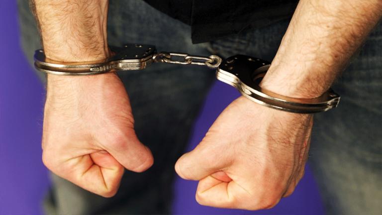 Έφοδος σε σπίτι και σύλληψη υπαλλήλου του Δήμου Λέσβου που προμήθευε μετανάστες με ναρκωτικά