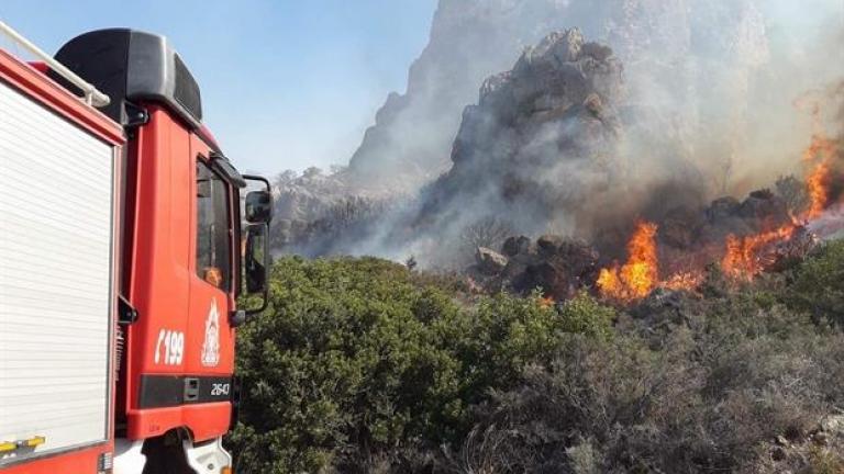 Σε εξέλιξη μεγάλες πυρκαγιές στην Ιεράπετρα Κρήτης-Το πρωί κινδύνευσε χωριό-Στα θερμοκήπια πλέον οι φλόγες