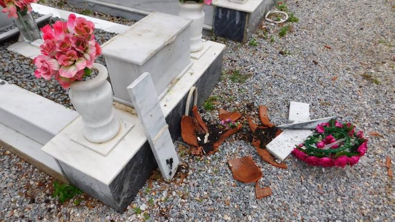Άγνωστοι έσπασαν τα μνήματα και τους σταυρούς στο Νεκροταφείο της Μόριας-Έκρυθμη η κατάσταση στο νησί