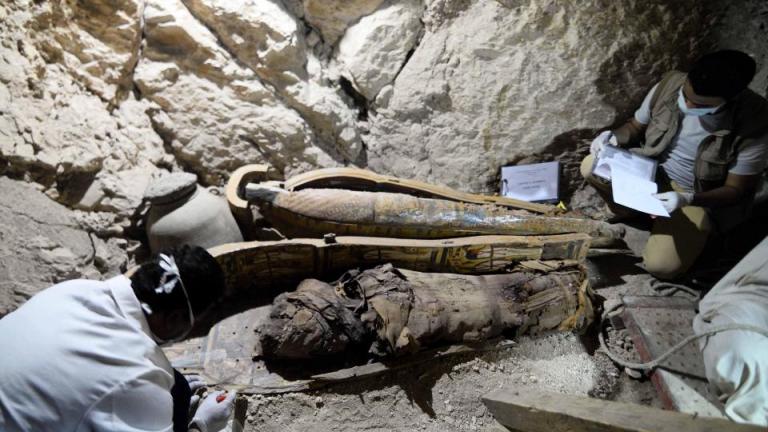 Αίγυπτος: Έξι μούμιες ανακαλύφθηκαν μέσα σε φαραωνικό τάφο κοντά στο Λούξορ