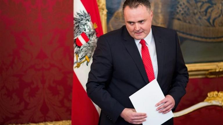 O σοσιαλδημοκράτης Αυστριακός υπουργός Άμυνας Ντόσκοτσιλ απορρίπτει τις πρωτοβουλίες της ΕΕ και επιθυμεί να ρυθμίσει διμερώς την προστασία των συνόρων
