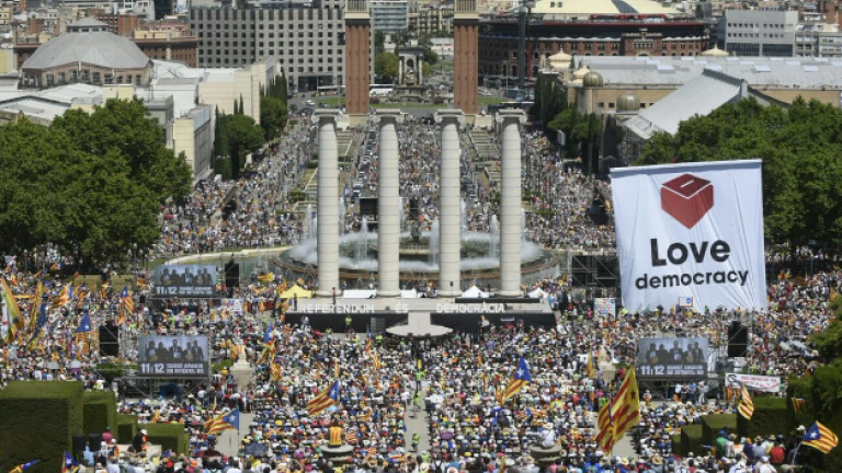 Ισπανία: Χιλιάδες Καταλανοί διαδηλώνουν υπέρ της ανεξαρτησίας τους! (ΦΩΤΟ)
