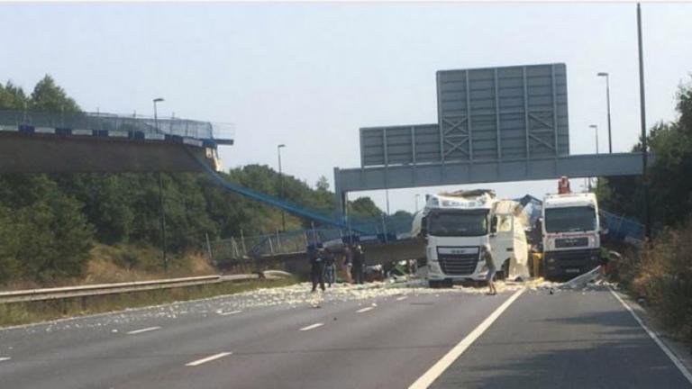 Βρετανία: Γέφυρα κατέρρευσε σε αυτοκινητόδρομο (ΦΩΤΟ)