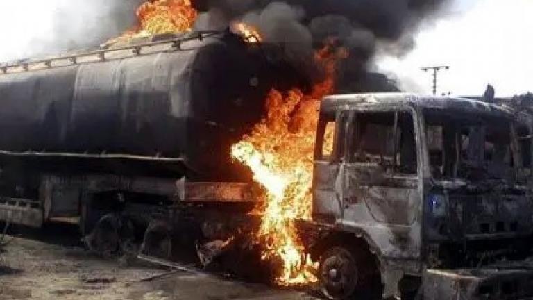 Συγκλονιστικές εικόνες: Κάηκαν 123 άνθρωποι από ανατροπή πετρελαιοφόρου