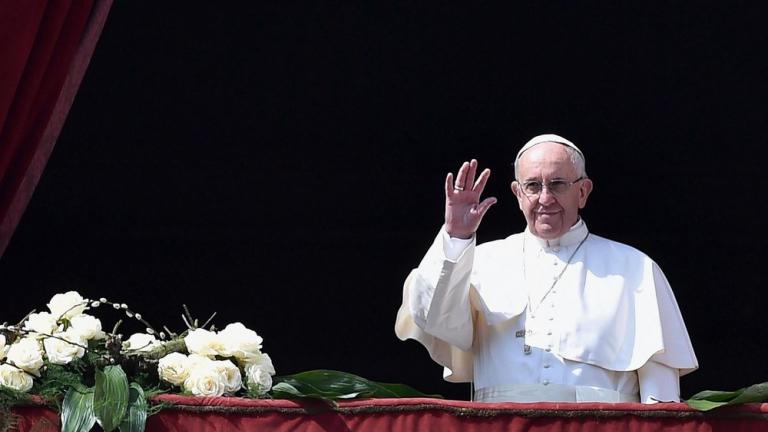 Ο Πάπας πρόσφερε στην Παναγία λουλούδια με τα χρώματα της ελληνικής σημαίας