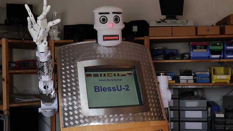 Τώρα ήρθε και το ρομπότ- παπάς! (ΦΩΤΟ-ΒΙΝΤΕΟ)