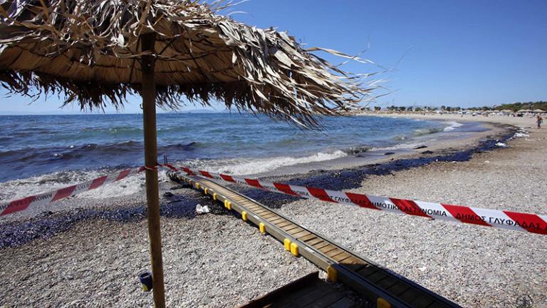 SOS από το ΚΕΕΛΠΝΟ: Μην κολυμπήσετε στις περιοχές που μολύνθηκαν από την πετρελαιοκηλίδα