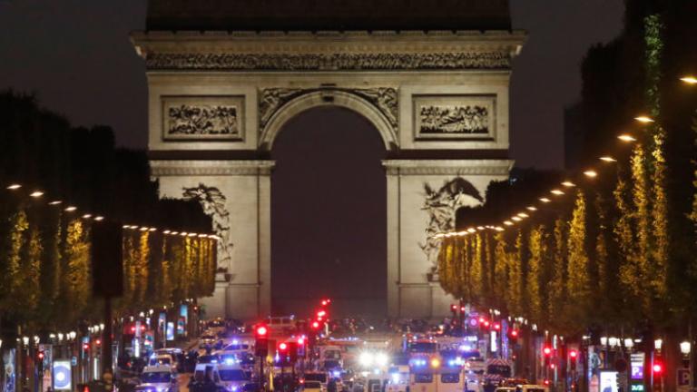 Παρίσι: Σύμφωνα με ανακοίνωση του γαλλικού υπουργείου Εσωτερικών (00:20 ώρα Ελλάδος) από την ανταλλαγή πυροβολισμών στα Ηλύσια Πεδία σκοτώθηκε ένας αστυνομικός και τραυματίστηκαν σοβαρά άλλοι δύο-Νεκρός ένας δράστης- Ένταλμα σύλληψης για δεύτερο ύποπτο (ΦΩΤΟ-ΒΙΝΤΕΟ)