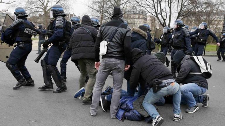 Χιλιάδες παριζιάνοι διαδήλωσαν κατά της αστυνομικής βίας
