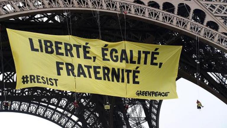Γαλλικές εκλογές: Πανό ύψωσε η Greenpeace στον Πύργο του Άιφελ κατά της Μαρίν Λεπέν