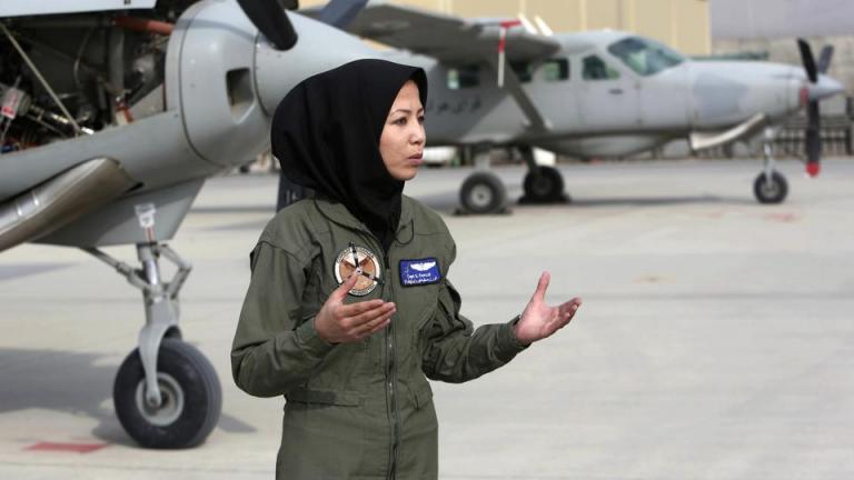 Αφγανή πρόσφυγας πιλότος της Πολεμικής Αεροπορίας