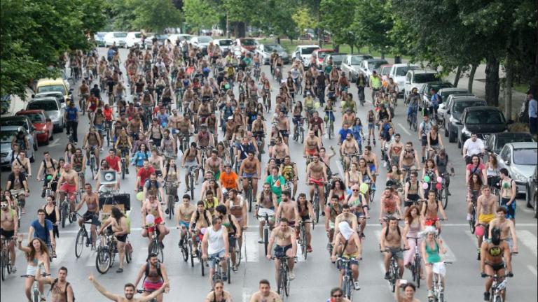 Γυμνοί ποδηλάτες στους δρόμους της Θεσσαλονίκης για την προστασία του περιβάλλοντος