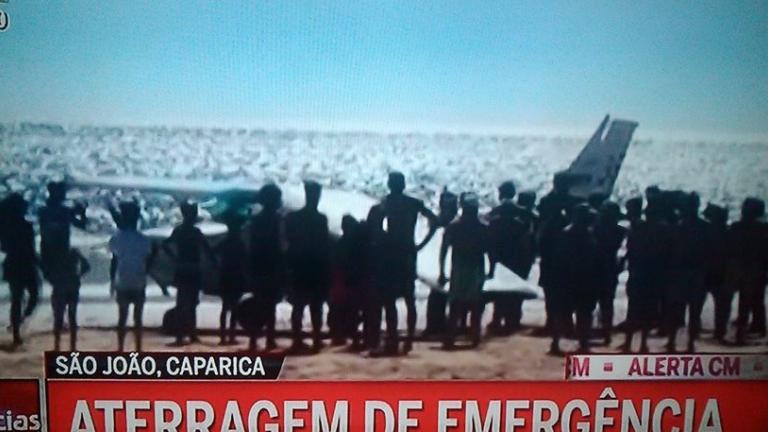 Αναγκαστική προσγείωση αεροσκάφους σε παραλία:Δύο νεκροί, λουόμενοι έπεφταν στο νερό για να σωθούν (ΒΙΝΤΕΟ)
