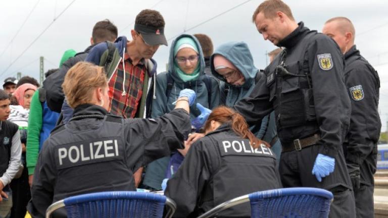 Οι γερμανικές αρχές θα παρακολουθούν τα κινητά τηλέφωνα των προσφύγων