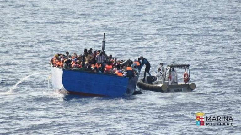 Εκατοντάδες μετανάστες διασώθηκαν νότια της Σικελίας 