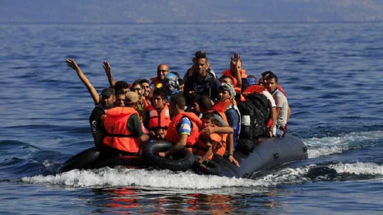 Ρυμουλκούν το ακυβέρνητο σκάφος με τους 38 μετανάστες
