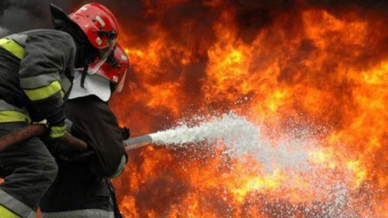 Σκληρή μάχη με τις φλόγες στην Ιεράπετρα με φωτιά να απειλεί σπίτια