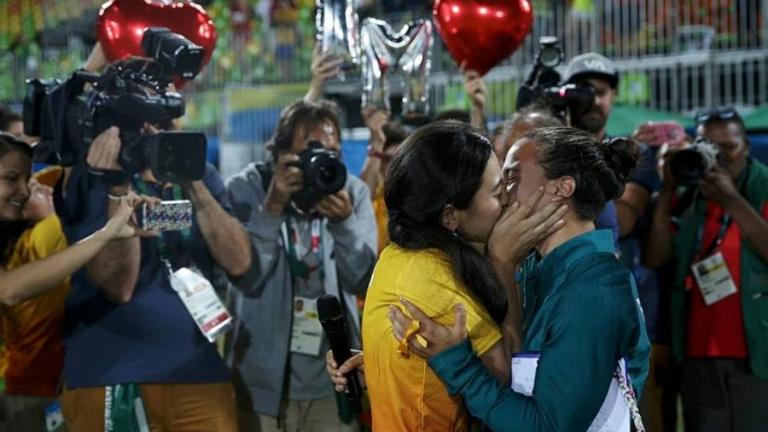 Ρίο 2016: Η πρόταση γάμου της εθελόντριας στην παίκτρια σύντροφό της (ΦΩΤΟ) 