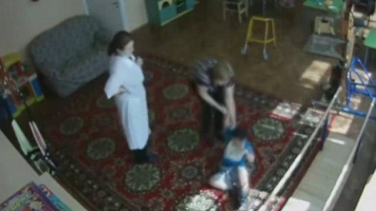 Κάμερες ασφαλείας κατέγραψαν τη στιγμή που μια γυναίκα κακοποιεί ένα τυφλό παιδί σε κέντρο για παιδιά με ειδικές ανάγκες στη Ρωσία 