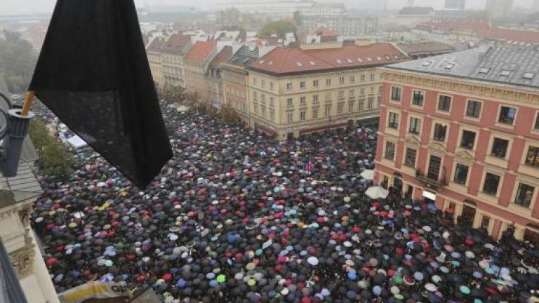 "Μαύρη Ημέρα" για τις γυναίκες στην Πολωνία μετά την απαγόρευση των αμβλώσεων