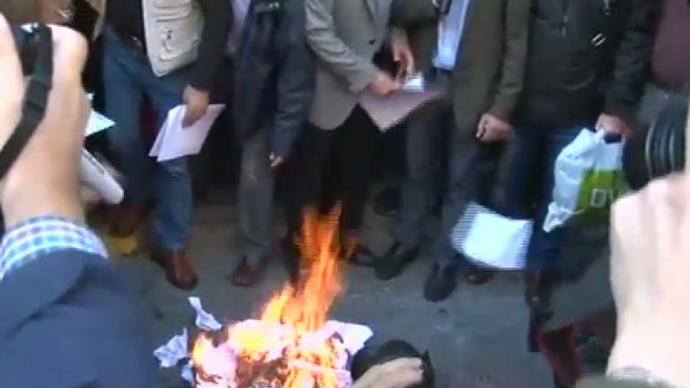 Συνταξιούχοι έκαψαν τις επιστολές Κατρούγκαλου