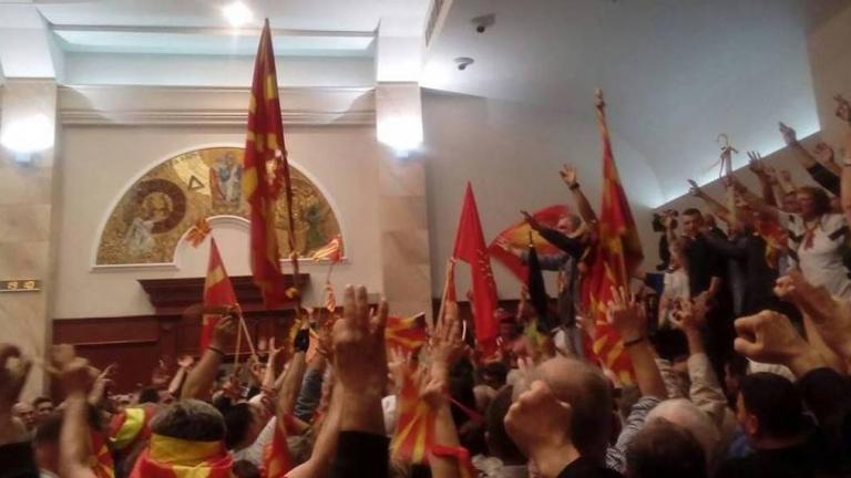 Εκτός ελέγχου η κατάσταση στα Σκόπια : Εθνικιστές διαδηλωτές εισέβαλαν στο κοινοβούλιο μετά την εκλογή Αλβανού προέδρου- Γρονθοκόπησαν την ηγέτιδα του Σοσιαλδημοκρατικού Κόμματος-Δείτε live (ΦΩΤΟ-ΒΙΝΤΕΟ) 
