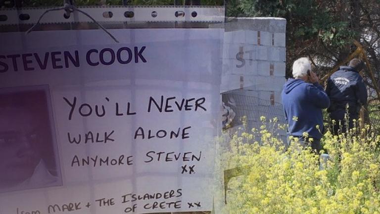 Λουλούδια και μηνύματα στο πηγάδι που βρέθηκαν τα οστά του 20χρονου Στίβεν Κουκ ύστερα από 12 χρόνια!
