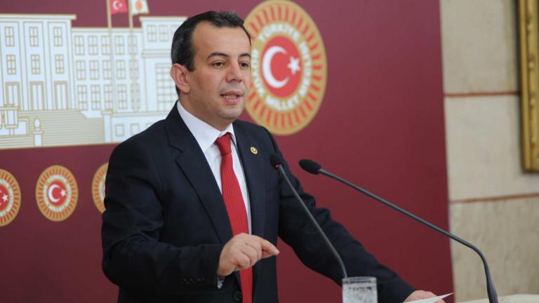 Τούρκος βουλευτής μας απειλεί πως θα έρθει στα νησιά μας να υψώσει την τουρκική σημαία