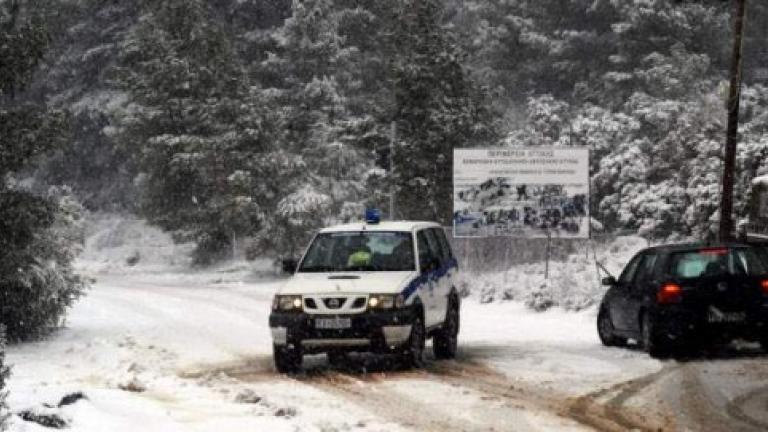 Διακόπηκε η κυκλοφορία στη Λ. Πάρνηθος από το τελεφερίκ και πάνω λόγω χιονόπτωσης