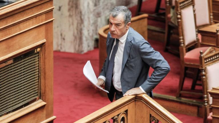Την ηγεσία του νέου κομματικού φορέα της Κεντροαριστεράς θα διεκδικήσει ο Στ. Θεοδωράκης
