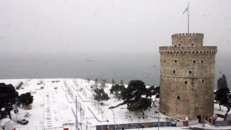 Προβλήματα από την έντονη χιονόπτωση και στο κέντρο της Θεσσαλονίκης