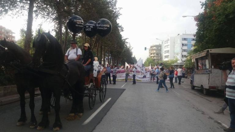 ΔΕΘ: Με... κάρα και άλογα η πορεία της ΠΟΕΔΗΝ στο κέντρο της Θεσσαλονίκης
