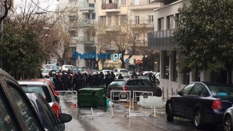 Αναρχικοί προσπάθησαν να προσεγγίσουν τους υποστηρικτές της Μονής Εσφιγμένου που διαδήλωναν στη Θεσσαλονίκη (VIDEO)