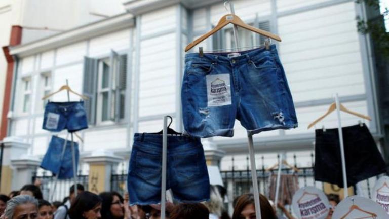Αυτή είναι η...ευρωπαική Τουρκία: Δεν σου επιτρέπω να κυκλοφορείς στο πάρκο με τέτοιο ντύσιμο, δεν μπορείς να έχεις ανοιχτά τα βυζιά σου!
