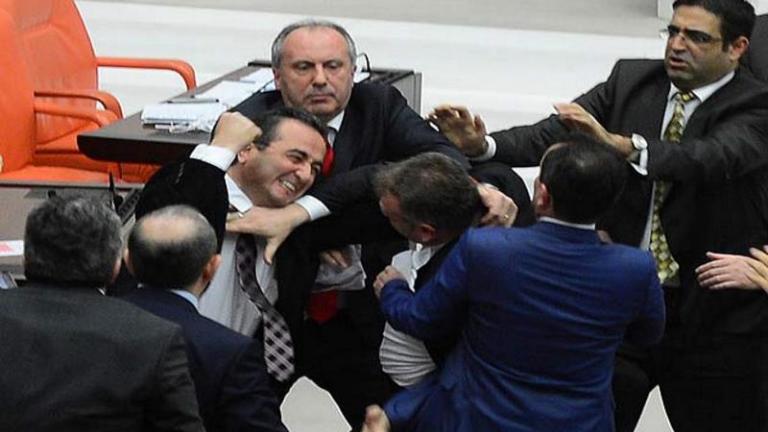 Ψηφίστηκε τελικά η άρση ασυλίας βουλευτών στην Τουρκία παρά τις ...γροθιές που αντηλλάγησαν
