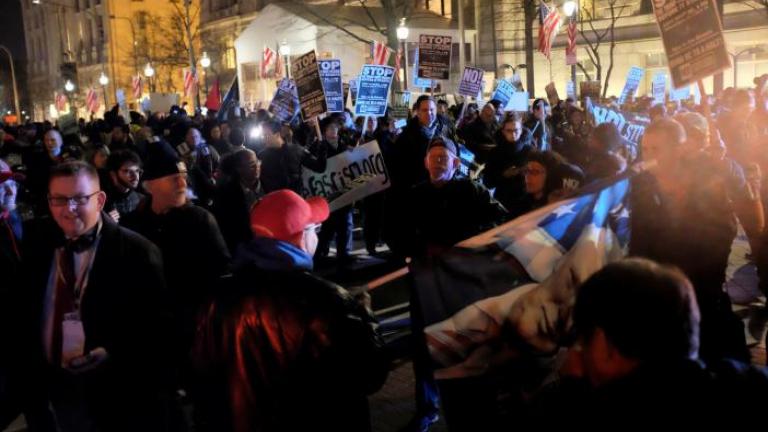 Χιλιάδες διαδηλωτές διαμαρτυρήθηκαν στη Νέα Υόρκη και στην Ουάσιγκτον κατά του Ντόναλντ Τραμπ 